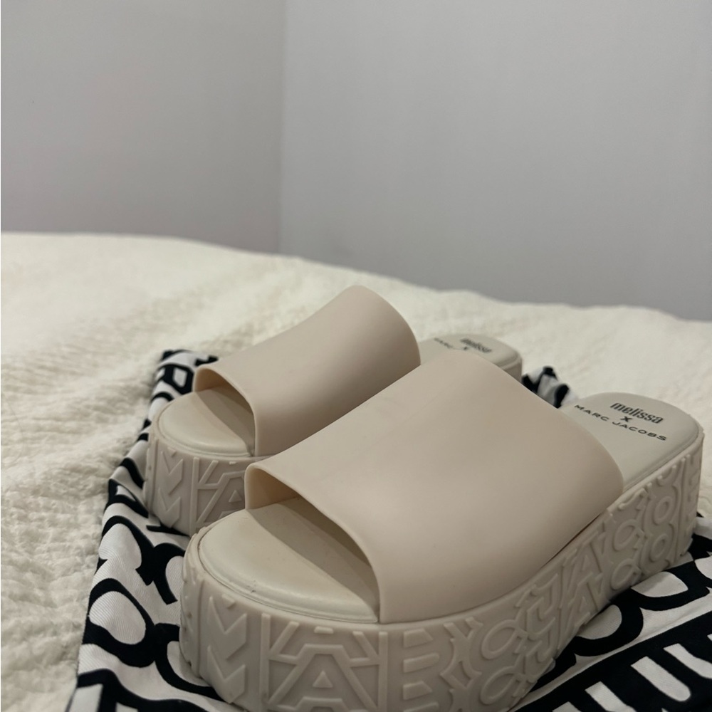 Marc Jacobs Cream Platform Slides with Textured Sole $100 OR BEST OFFER - Picture 3 of 4
